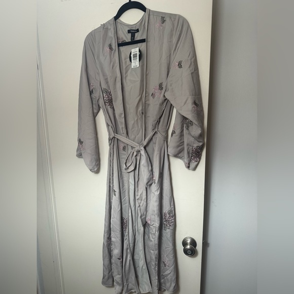 Torrid Light Grey Floral Embroidered Side Slits Tie Waist Robe/Kimono NWT 1X/2X - Picture 4 of 15